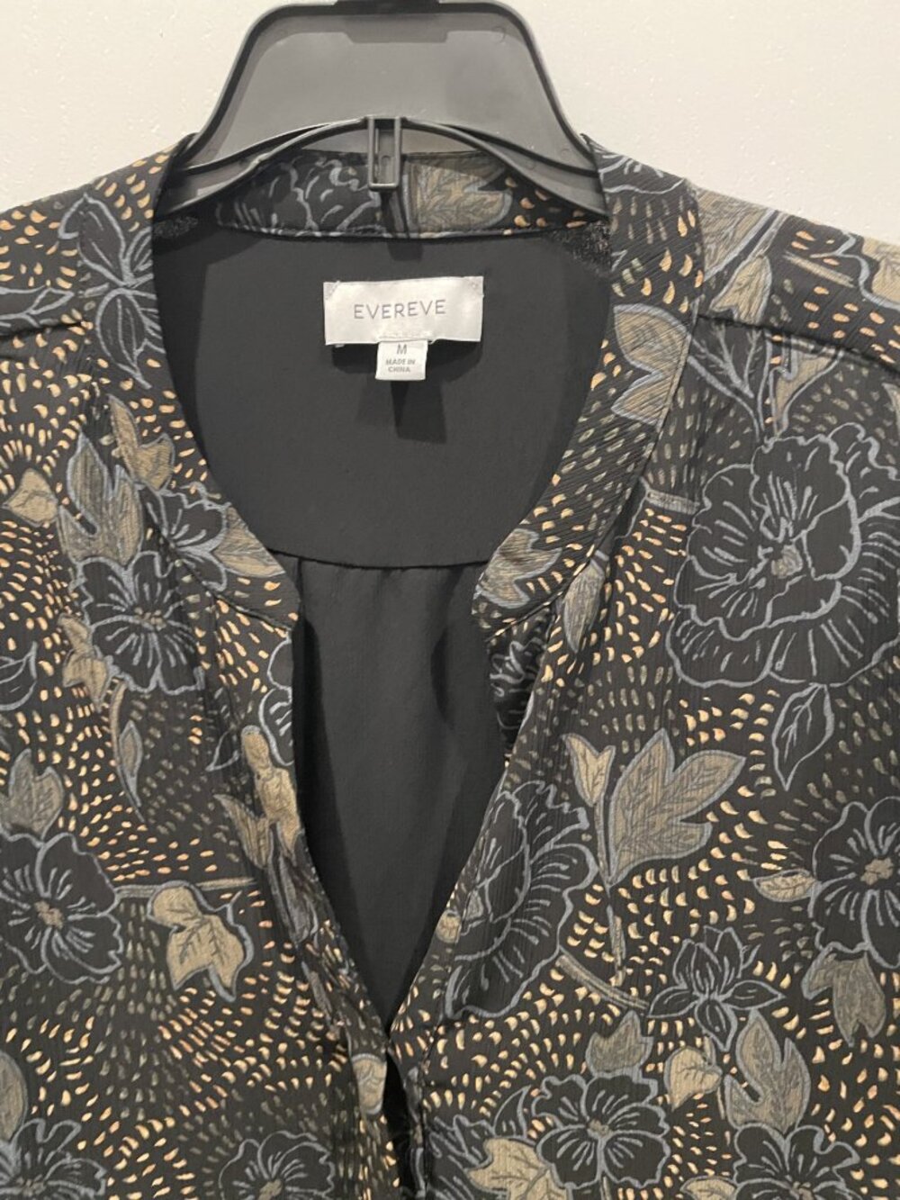 Evereve Black Patterned button front V-neck blouse or shirt - Size Medium - Picture 3 of 4